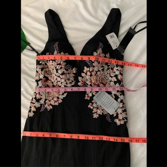 XSCAPE Embellished Embroidery V-Neck Mermaid Gown in Black [SZ‎ 4 ] - Picture 8 of 8